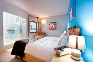 A bed or beds in a room at Relais Lo Stagnone