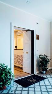 a hallway with a door open to a room at Villa Cua in Ercolano