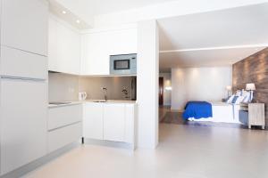 A kitchen or kitchenette at Rooms & Suites Loft 2H Deluxe Edition Arrecife
