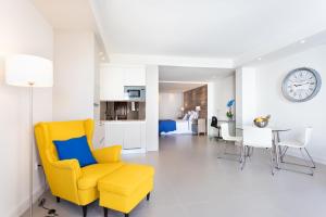 A seating area at Rooms & Suites Loft 2H Deluxe Edition Arrecife