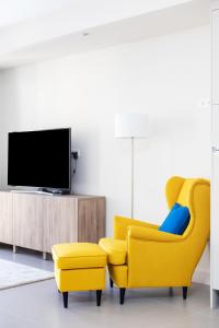 A television and/or entertainment centre at Rooms & Suites Loft 2H Deluxe Edition Arrecife