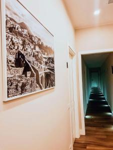 un pasillo con una gran imagen en la pared en Villa Cua, en Ercolano