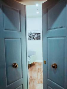 Una puerta azul en una habitación con silla en Villa Cua en Ercolano