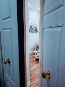 una porta aperta con corridoio in una stanza di Villa Cua a Ercolano