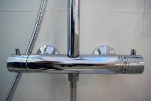 La salle de bains est pourvue d'un lavabo en chrome et d'un miroir. dans l'établissement B&B OndeChic, à Cagliari 19 autres photos