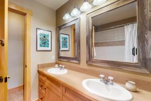 uma casa de banho com 2 lavatórios e um espelho em Copper Springs em Copper Mountain