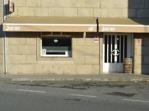 een winkelgevel met een gewoon vliegbord in het raam bij Hospedaje Jose Rey in Santiago de Compostela