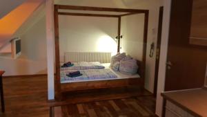 A bed or beds in a room at Sunrise Apartmanház