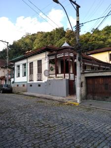 un edificio sul lato di una strada di hostel 148 a Petrópolis