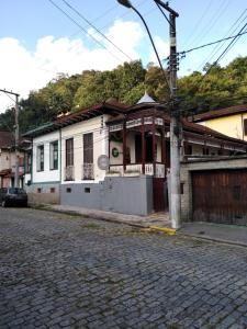 um edifício ao lado de uma rua em hostel 148 em Petrópolis