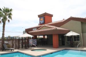 ein Hotel mit einem Pool vor einem Gebäude in der Unterkunft Sunrise Inn in Las Vegas