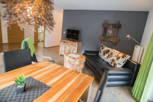 uma sala de estar com uma mesa e um sofá em Residence Martell Mountains em Martello
