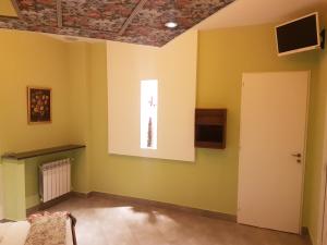 a room with green walls and a window at Origen Hotel -Motel- in Buenos Aires