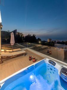 Bazén v ubytovaní FlyViewFlatsGOLD PrivateHotTub with SeaView alebo v jeho blízkosti