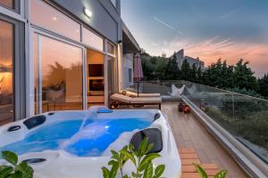 Bazén v ubytovaní FlyViewFlatsGOLD PrivateHotTub with SeaView alebo v jeho blízkosti