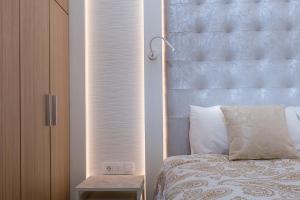 Posteľ alebo postele v izbe v ubytovaní FlyViewFlatsGOLD PrivateHotTub with SeaView