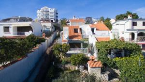 uitzicht op een stad met witte huizen bij Vacation Home Mirjana in Seget Vranjica