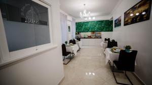 Televízia a/alebo spoločenská miestnosť v ubytovaní St. Peter Area Luxury Suites