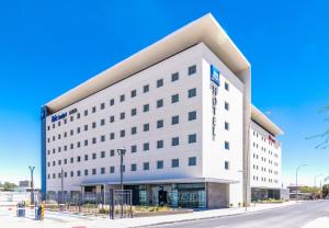 Un edificio de oficinas con un gran edificio blanco. en ibis budget Calama, en Calama