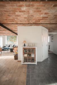 ein Wohnzimmer mit einer Ziegelwand und einem Kamin in der Unterkunft Sdr. Grønkær Bed & Breakfast in Bækmarksbro