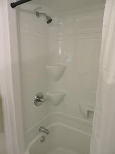 una doccia bianca con due rubinetti in bagno di Auld Farm Inn B&B a Baddeck