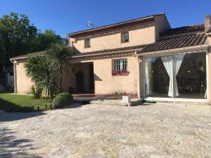 a house with a stone driveway in front of it at Charmante villa familiale in Vence