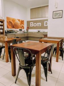 comedor con mesas y sillas de madera en Hotel Bergozza, en Rio do Sul