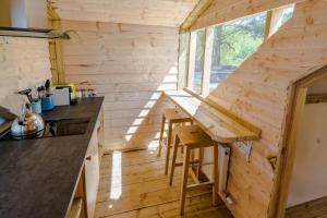 Kuchyň nebo kuchyňský kout v ubytování Killarney Glamping at the Grove, Suites and Lodges