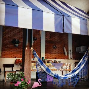 a blue and white canopy in a room with a table at Suítes Ambiente Familiar -Prox do Thermas in Águas de São Pedro