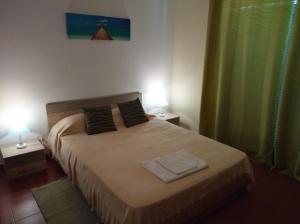 1 dormitorio con 1 cama grande y 2 lámparas en Villa Formosa, en Olhão