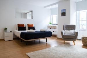 1 dormitorio con 1 cama y 1 silla en Belém - Fully equiped Studio en Lisboa
