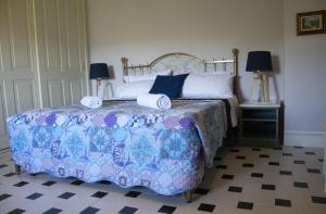 um quarto com uma cama com duas toalhas em Villa Laura em Savoca