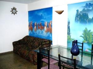a living room with a couch and a glass table at Apartamento UltraMar in Matanzas