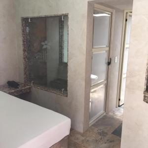 La salle de bains est pourvue d'un lavabo, d'un miroir et d'une baignoire. dans l'établissement Hotel & suites elba, à Toluca