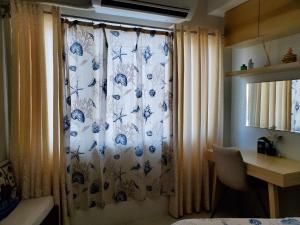 una tenda in una stanza con tavolo e scrivania di Shell Residence Manila a Manila