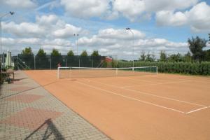 Tenis a/nebo squash v ubytování Ośrodek Wypoczynkowy Hacjenda nebo okolí