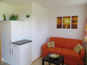 un soggiorno con un divano e un tavolo di Ferienwohnung Brigitte Perner a Nussdorf am Attersee