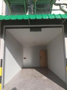 um grande quarto branco com uma porta num edifício em K GARDEN HOTEL (IPOH) SDN BHD em Ipoh