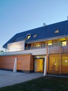 un gran edificio con techo de gambrel en Logis Le Château de Sable, en Porspoder