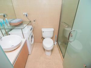 ein Bad mit einem WC, einem Waschbecken und einer Dusche in der Unterkunft iNestin Shanghai Apt Hongfeng Road in Shanghai