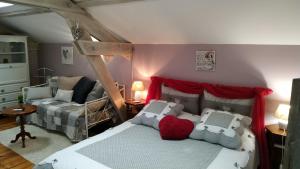 1 dormitorio con 1 cama y 1 sofá en La Maison de Vénus en Luçon