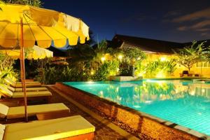 Bazén v ubytování Villa Wanida Garden Resort nebo v jeho okolí