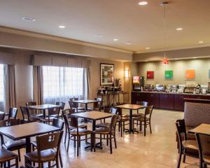 A restaurant or other place to eat at Comfort Suites Cincinnati North