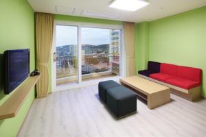 TV a/nebo společenská místnost v ubytování Hanwha Resort Daecheon Paros
