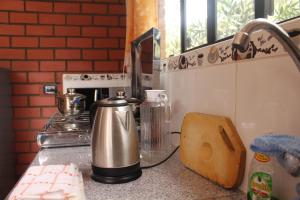 a tea kettle on a counter in a kitchen at Casa Hospedaje"Los Capulies" in Carhuaz