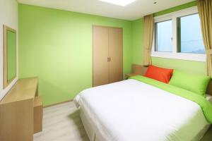 A bed or beds in a room at Hanwha Resort Daecheon Paros