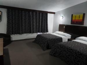 Giường trong phòng chung tại Hotel Aeropuerto