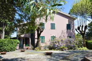 a house with flowers in front of it at Sergiunca in Bocca di Magra