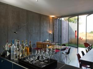 un tavolo con bicchieri da vino e bottiglie sopra di Antonello Colonna Resort & Spa a Labico