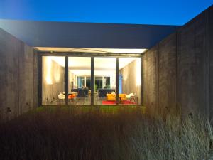 una casa con una gran puerta corredera de cristal en Antonello Colonna Resort & Spa en Labico